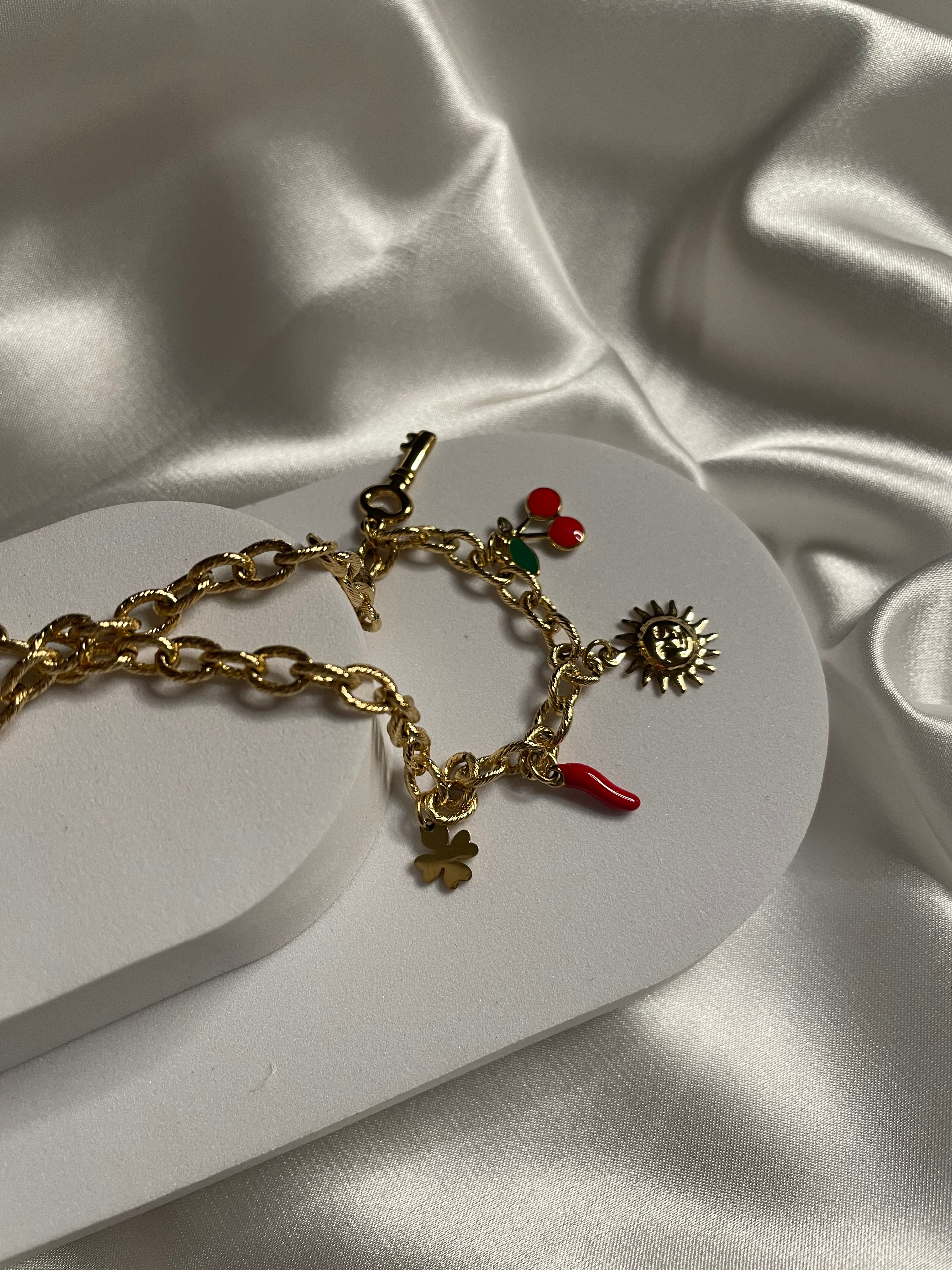 Collier doré maille avec pendentif soleil et cerise