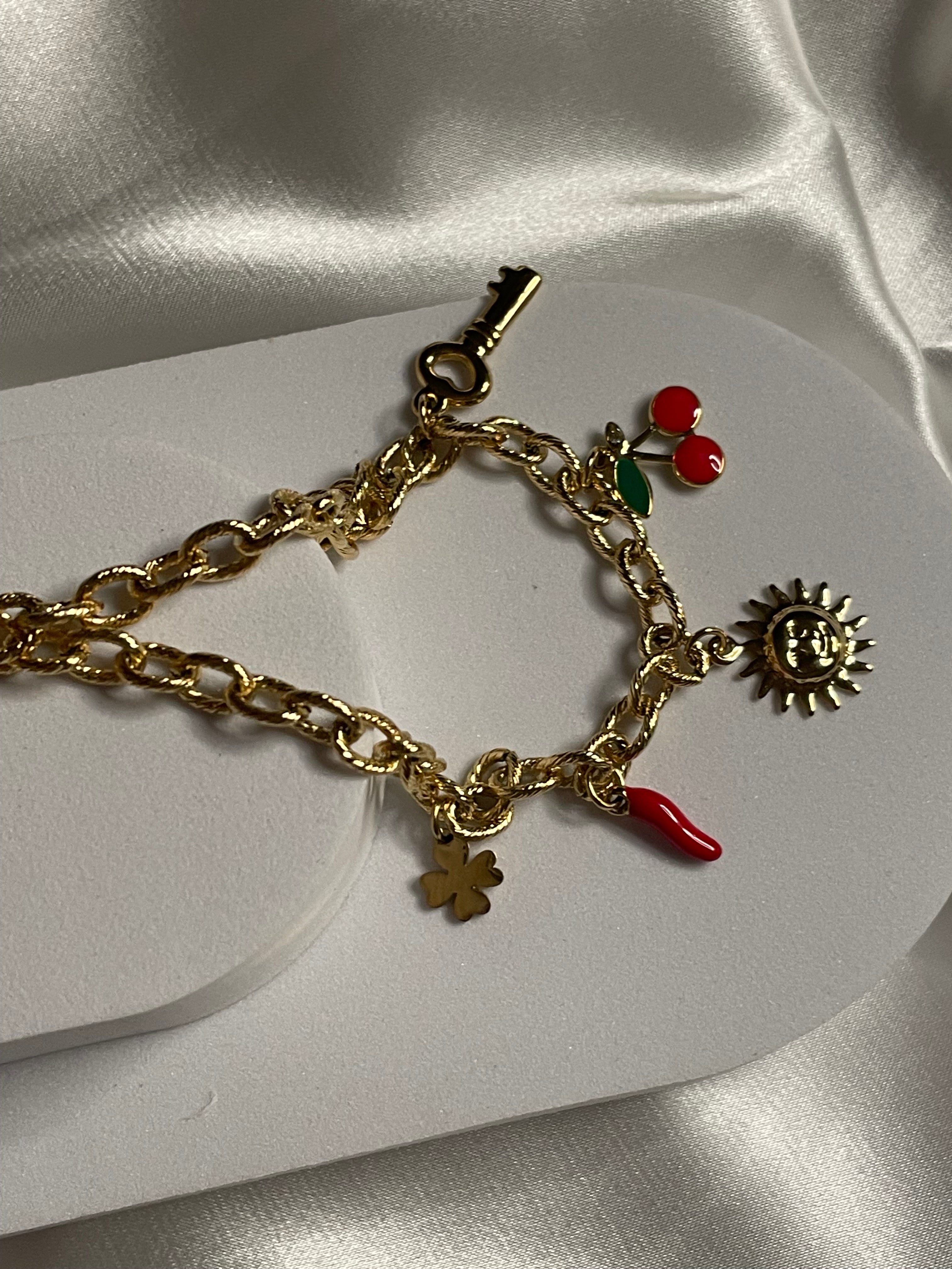 Collier doré maille avec pendentif soleil et cerise