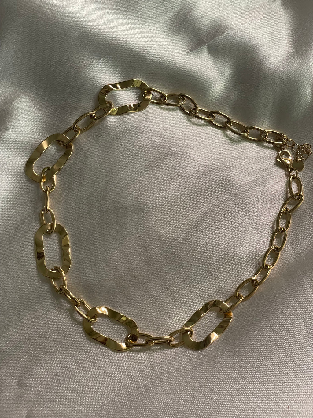 Collier Doré Chaîne de Maillons Ovales Avec Cinq Anneaux Ondulés