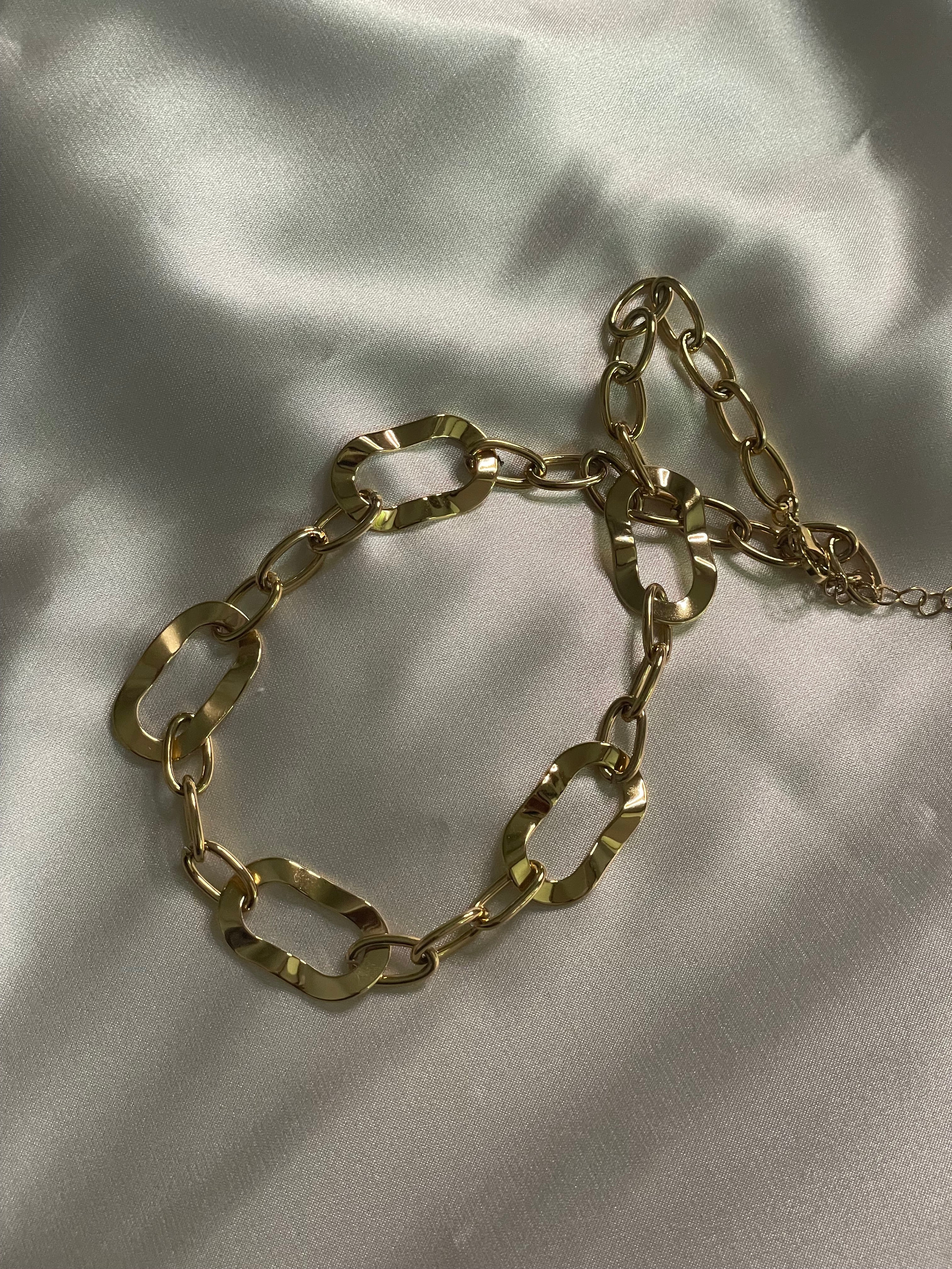 Collier Doré Chaîne de Maillons Ovales Avec Cinq Anneaux Ondulés