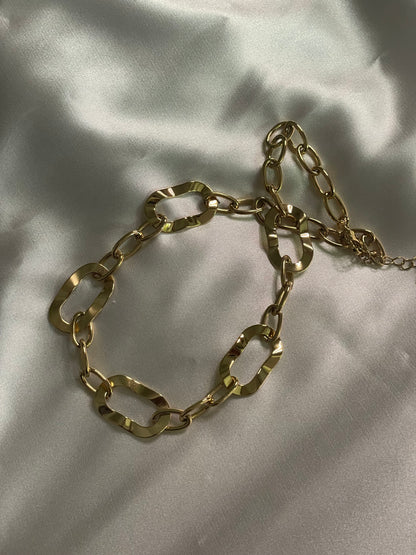 Collier Doré Chaîne de Maillons Ovales Avec Cinq Anneaux Ondulés