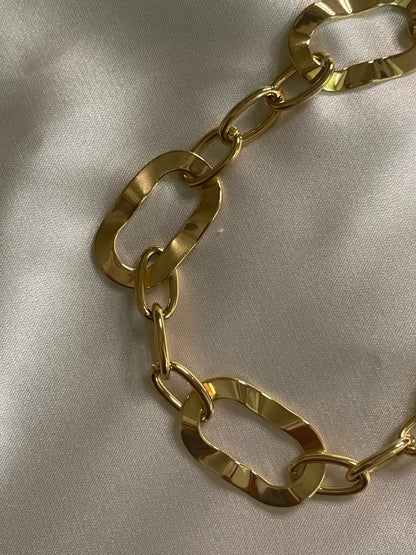 Collier Doré Chaîne de Maillons Ovales Avec Cinq Anneaux Ondulés
