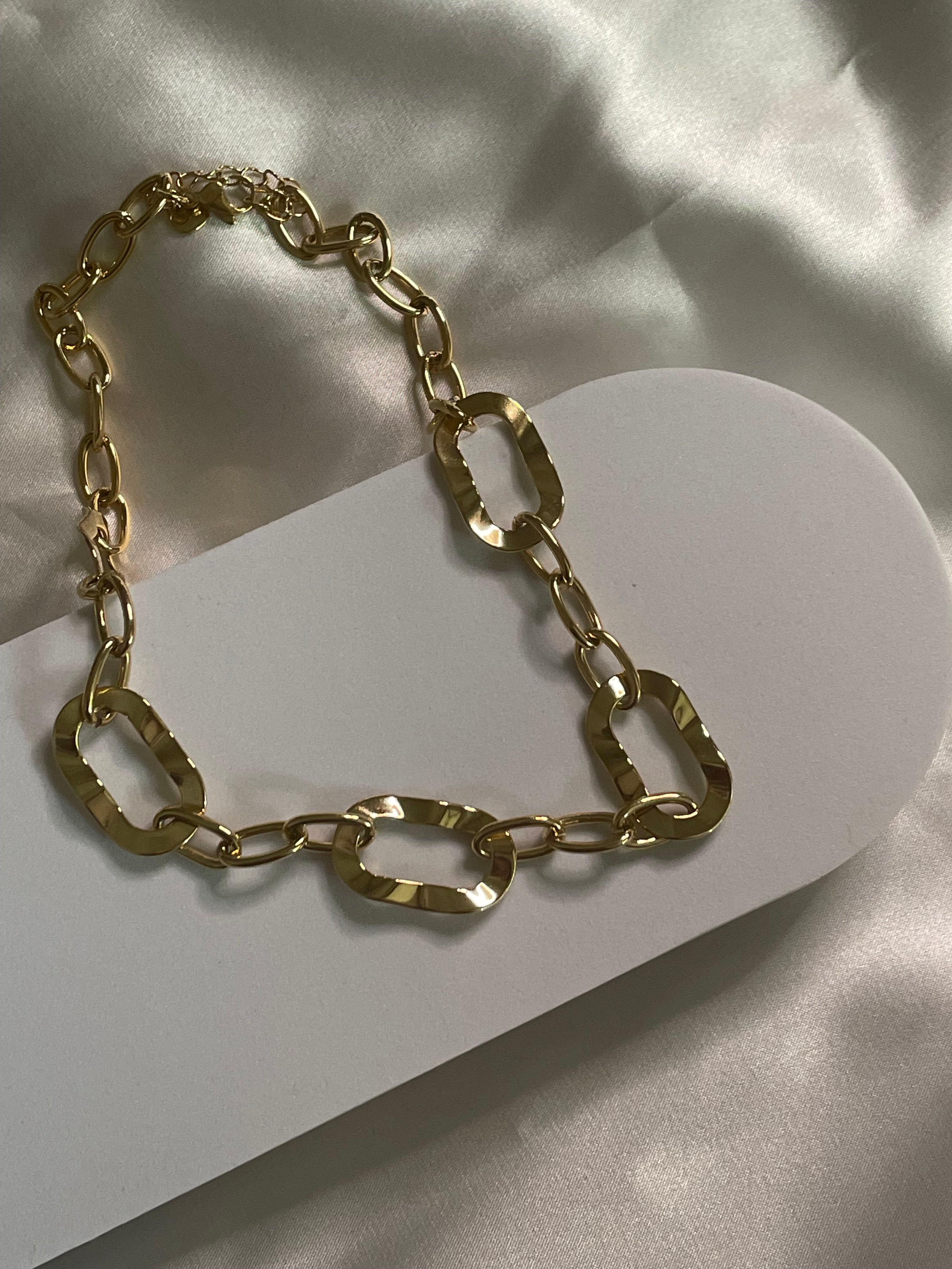 Collier Doré Chaîne de Maillons Ovales Avec Cinq Anneaux Ondulés