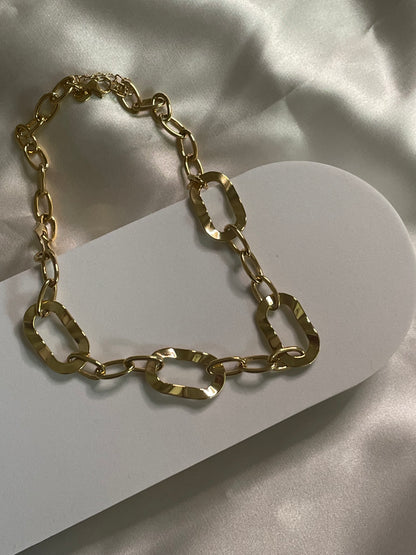 Collier Doré Chaîne de Maillons Ovales Avec Cinq Anneaux Ondulés