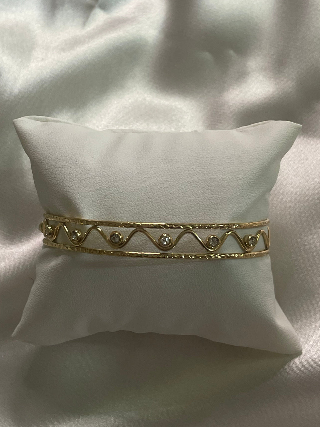 Bracelet Doré Jonc Large Zie Zag Strass . Tous nos produits sont fabriqués en acier inoxydable, un matériel qui résiste à l'eau et au temps