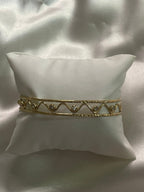 Bracelet Doré Jonc Large Zie Zag Strass . Tous nos produits sont fabriqués en acier inoxydable, un matériel qui résiste à l'eau et au temps