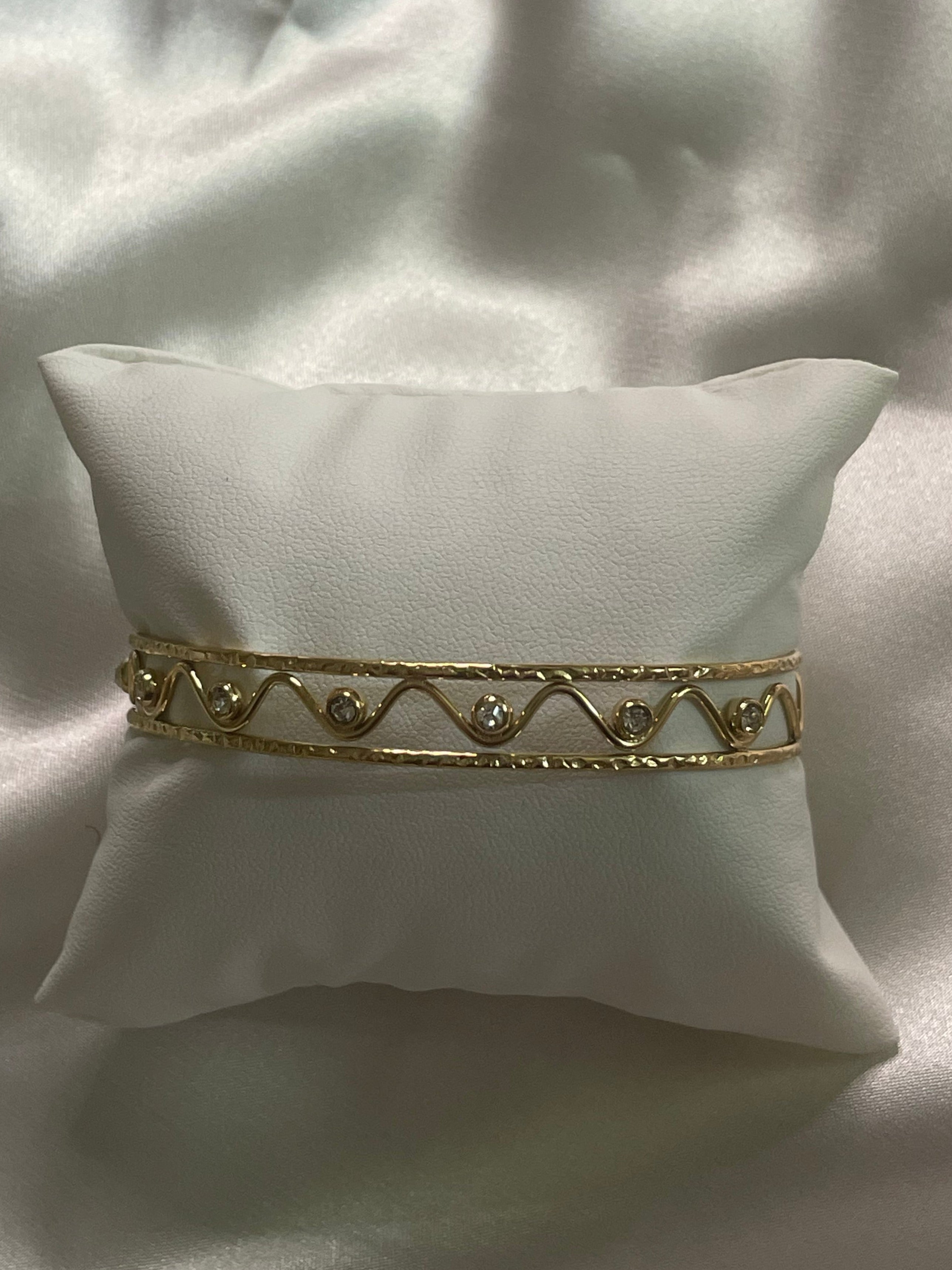 Bracelet Doré Jonc Large Zie Zag Strass . Tous nos produits sont fabriqués en acier inoxydable, un matériel qui résiste à l'eau et au temps