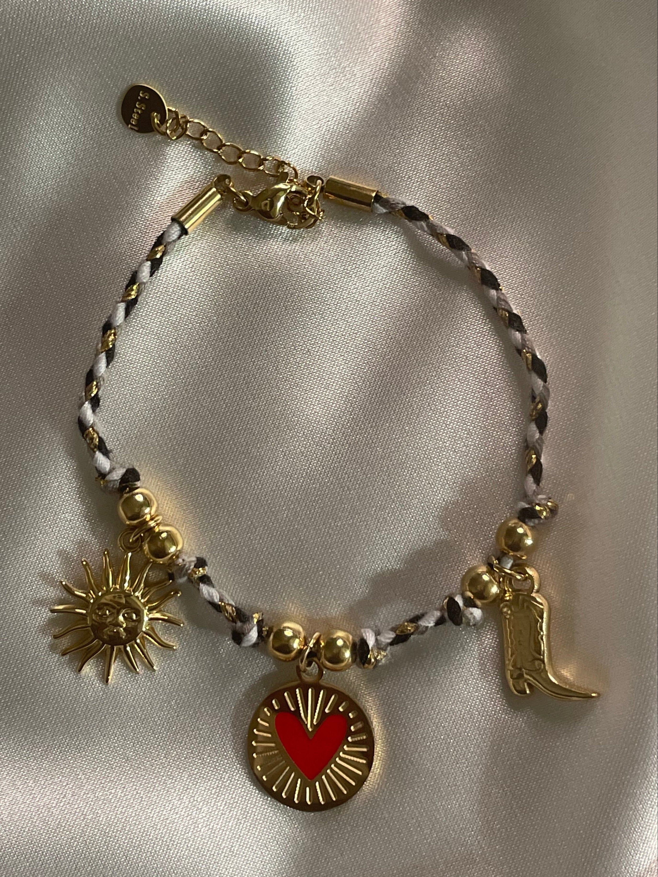 Bracelet Doré Tressé Noir et Blanc Avec Pendentifs Soleil Cœur Et Botte