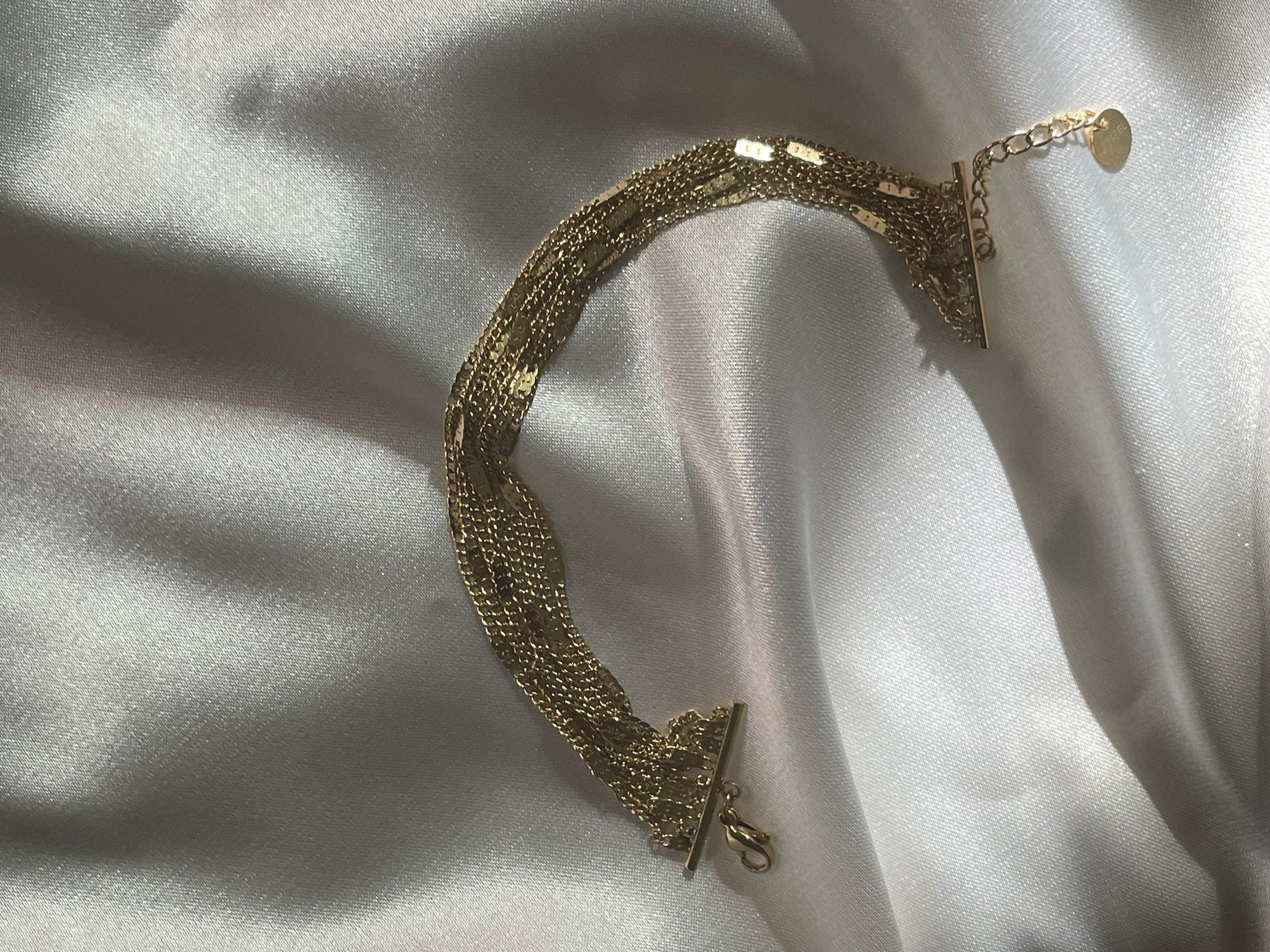 
Bracelet doré avec multi chaînes reliées
