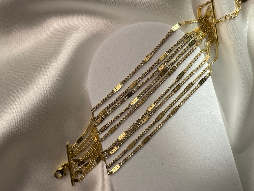 Bracelet doré avec multi chaînes reliées
