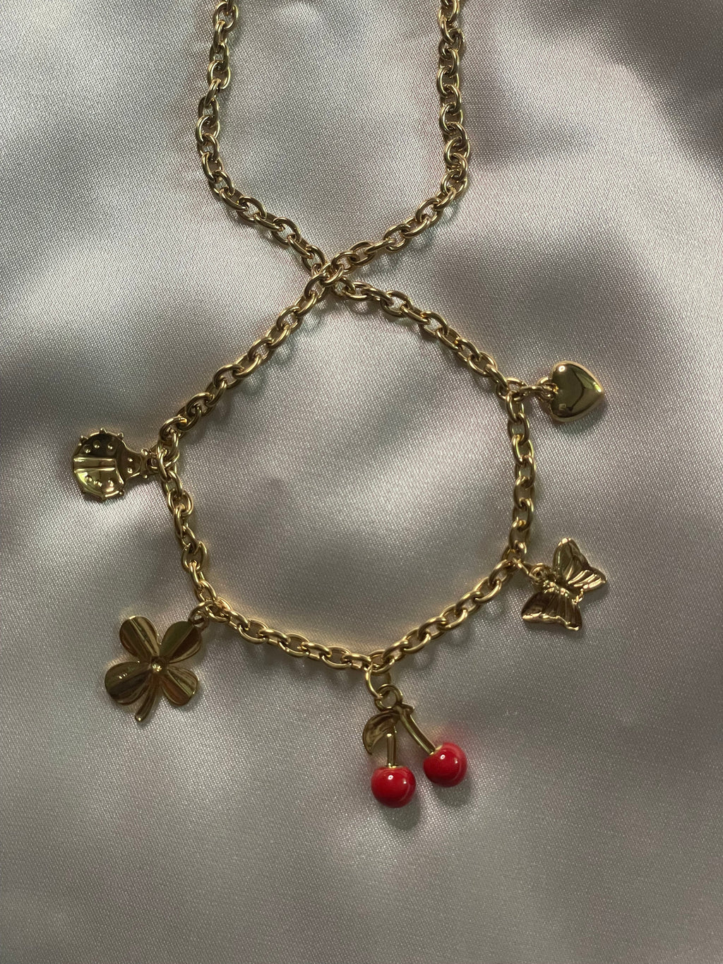 Collier à chaîne dorée orné de charms printaniers