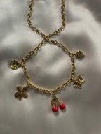 Collier à chaîne dorée orné de charms printaniers