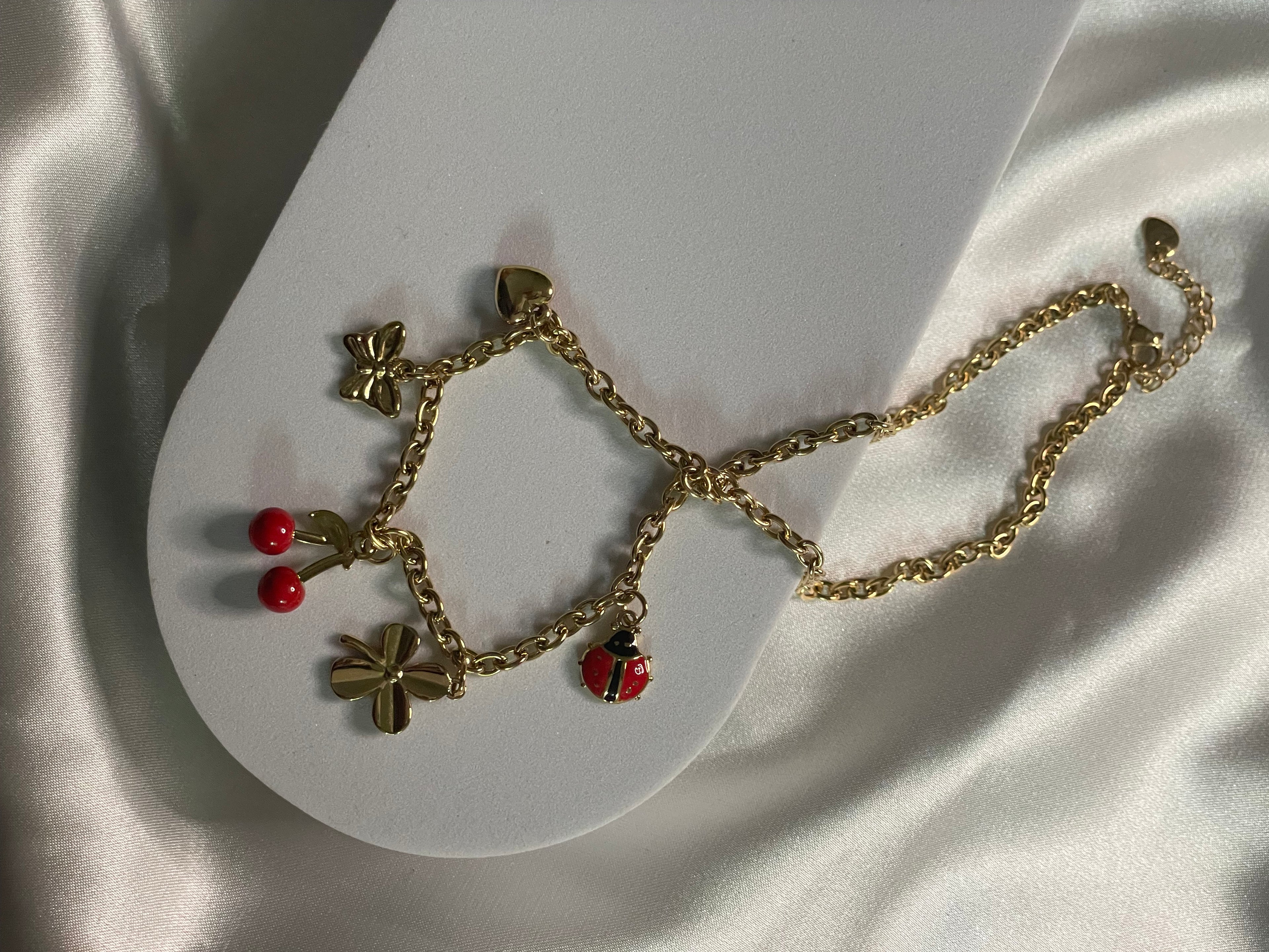 Collier à chaîne dorée orné de charms