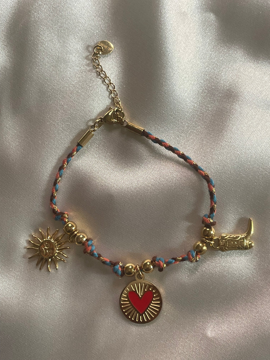 Bracelet Doré Tressé Multicolore Avec Pendentifs Soleil Cœur Et Botte