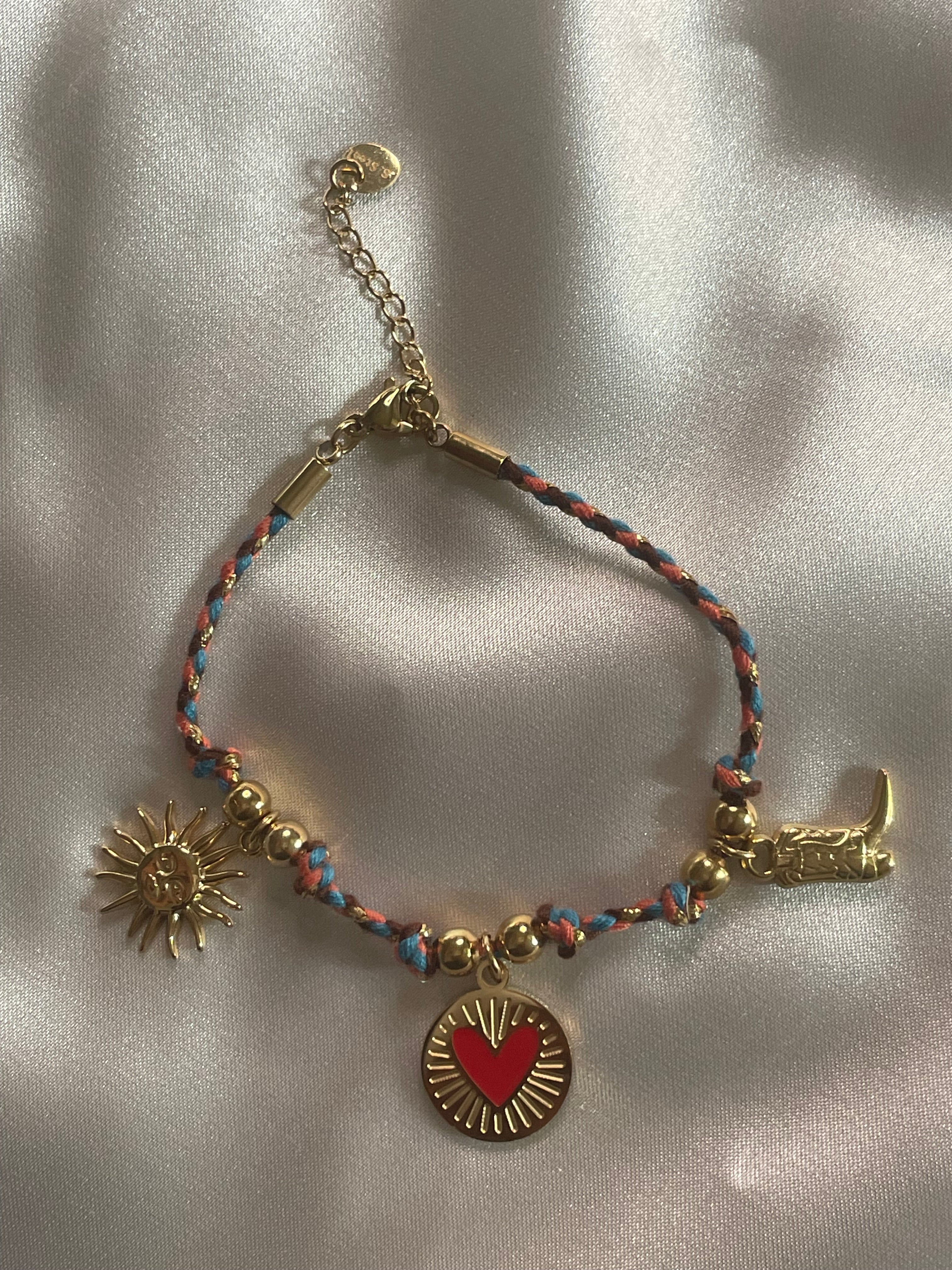 Bracelet Doré Tressé Multicolore Avec Pendentifs Soleil Cœur Et Botte