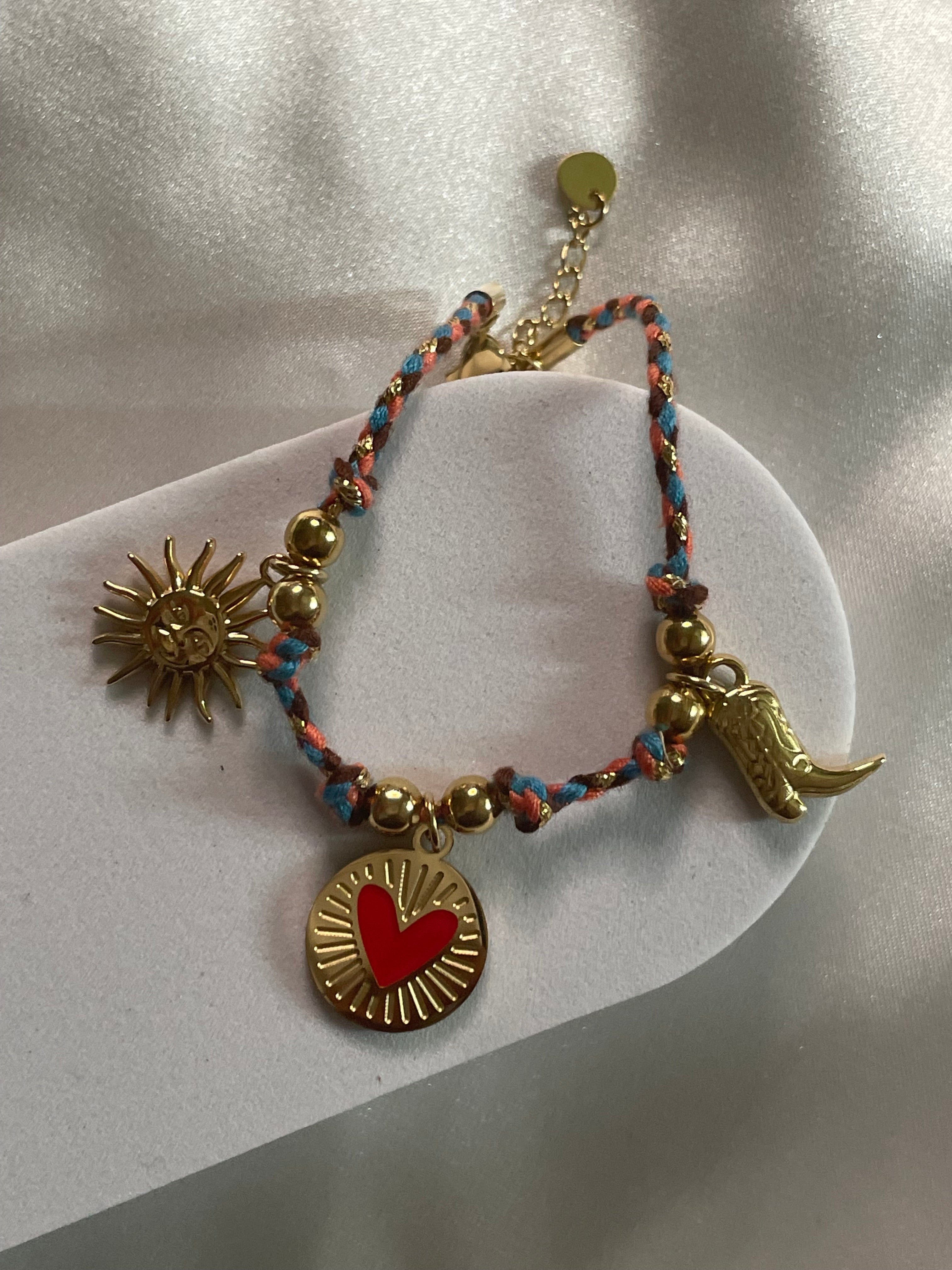 Bracelet Doré Tressé Multicolore Avec Pendentifs Soleil Cœur Et Botte